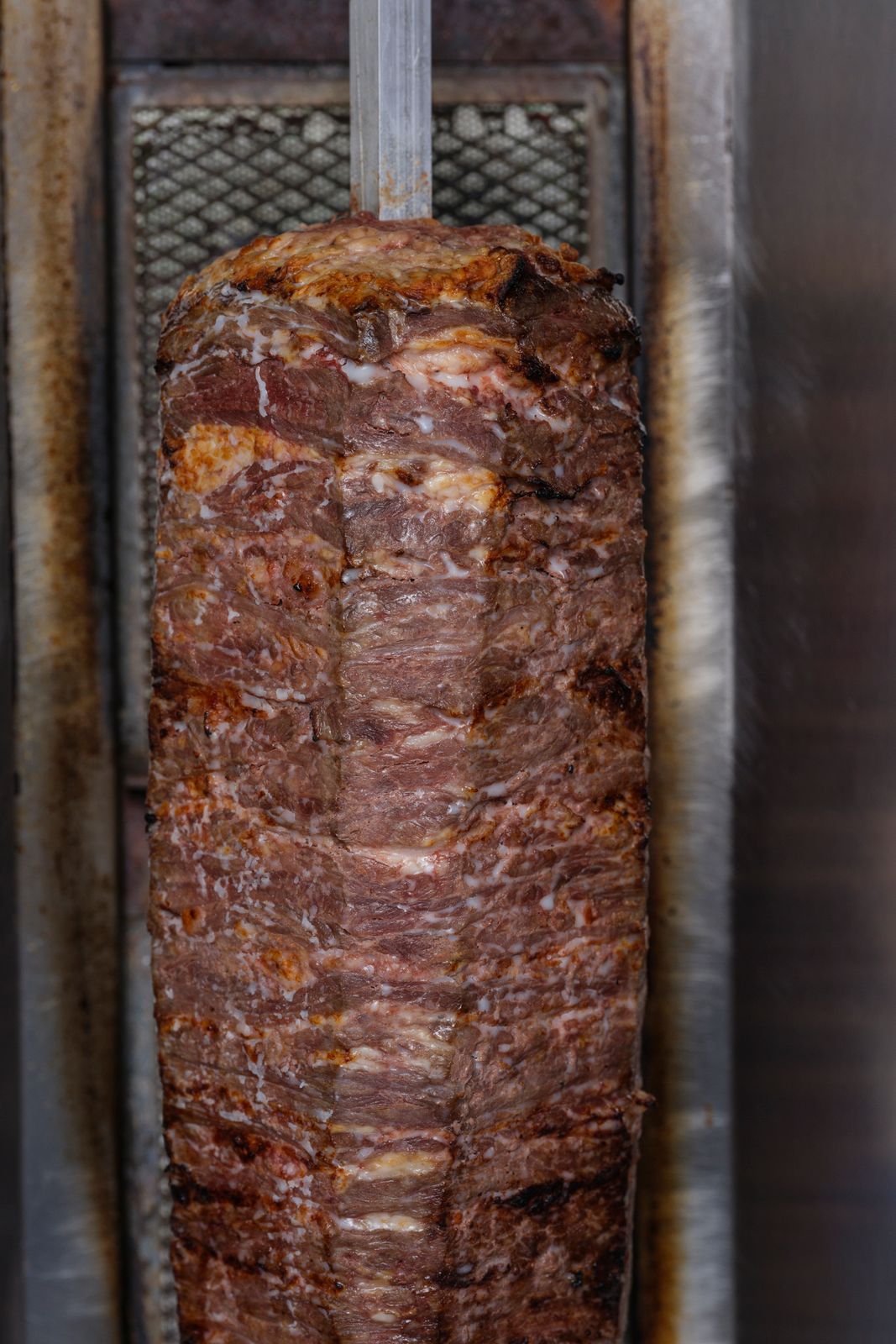 Dönerspieß am senkrechten Drehgrill in Nahaufnahme