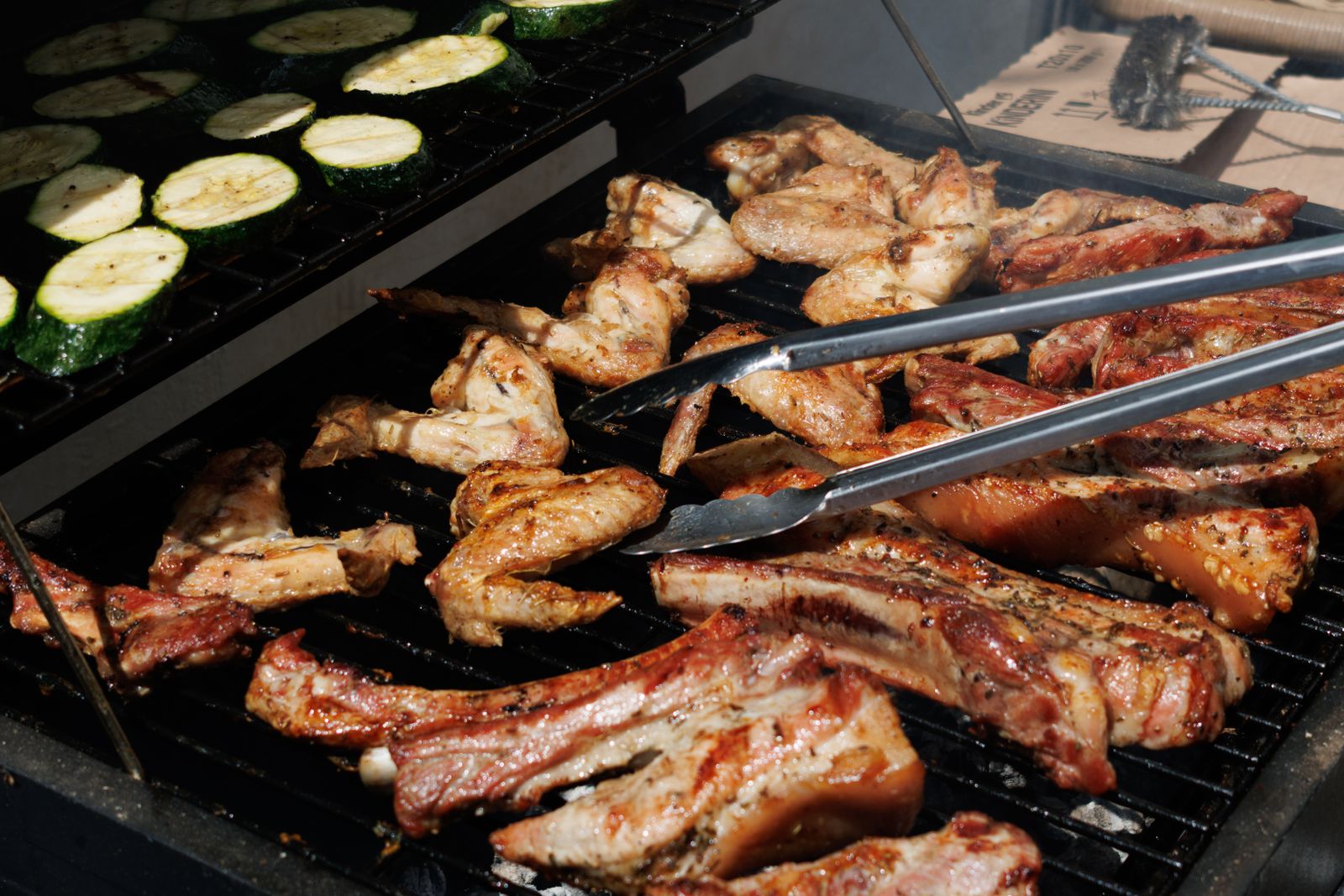 Fleischspieße über glühender Holzkohle auf dem Grillrost