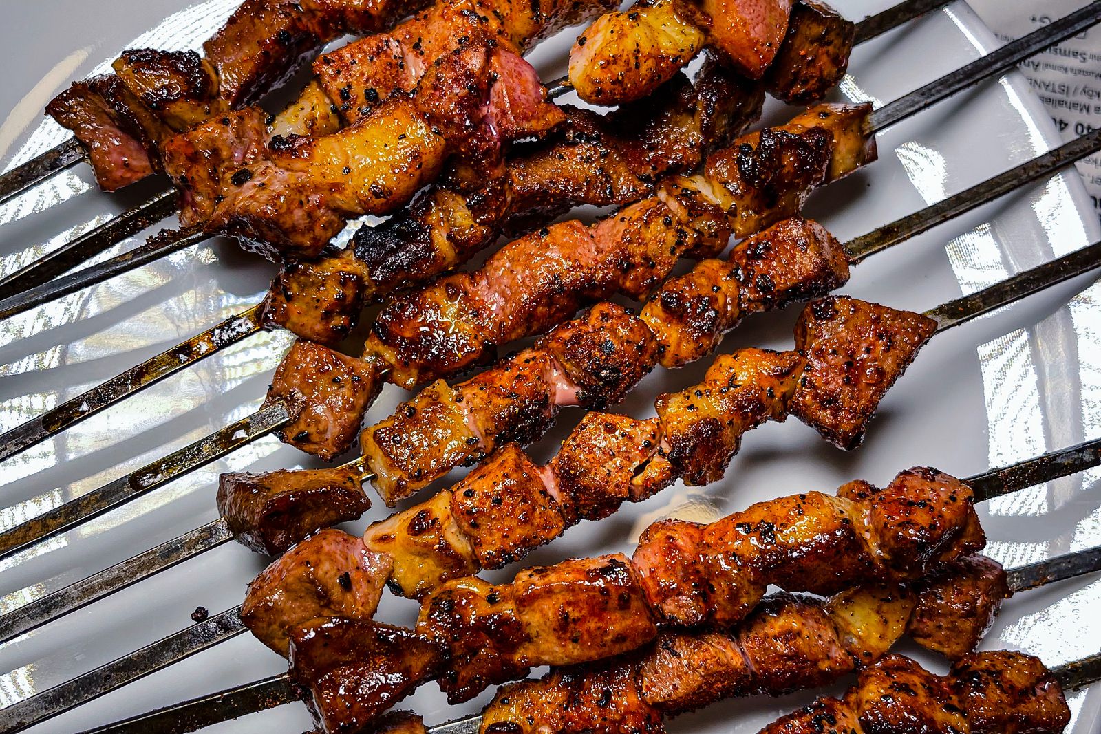 Gemischte Fleischspieße vom Grill auf einem Servierteller